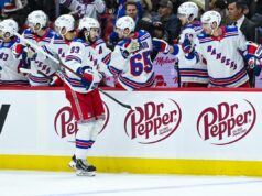 Mika Zibanejad continua subindo no livro dos recordes do Rangers após o último gol na temporada de recuperação O pivô do New York Rangers, Mika Zibanejad (93), comemora um gol com seus companheiros no banco.