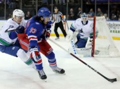 Mika Zibanejad explica a confusão do encontro dos Rangers que levou ao banco O pivô do New York Rangers, Mika Zibanejad (93), joga o disco contra o defensor do Vancouver Canucks, Tyler Myers (57), durante o segundo período.