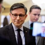 Mike Johnson desafiador depois que várias mulheres do MAGA se voltaram contra ele