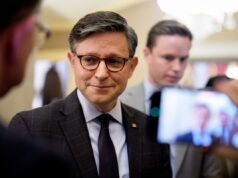 Mike Johnson desafiador depois que várias mulheres do MAGA se voltaram contra ele Mike Johnson desafiador depois que várias mulheres do MAGA se voltaram contra ele