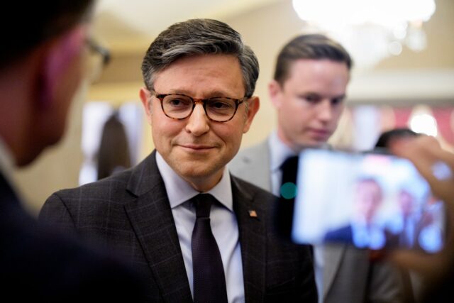 Mike Johnson desafiador depois que várias mulheres do MAGA se voltaram contra ele
