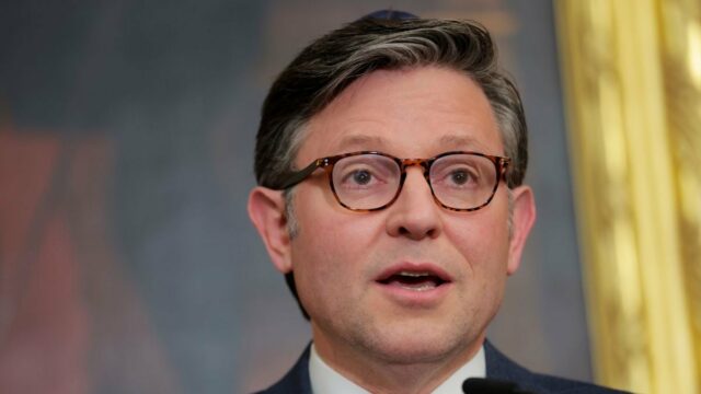 Mike Johnson evita o ataque Reiner de Trump ao discursar Mike Johnson evita o ataque Reiner de Trump ao discursar no fim de semana de ‘muitas tragédias’ | Vídeo