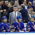 O técnico do New York Rangers, Mike Sullivan, reagiu no banco no primeiro período.