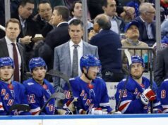 Mike Sullivan equilibrando seu papel no Rangers com as tarefas olímpicas iminentes O técnico do New York Rangers, Mike Sullivan, reagiu no banco no primeiro período.