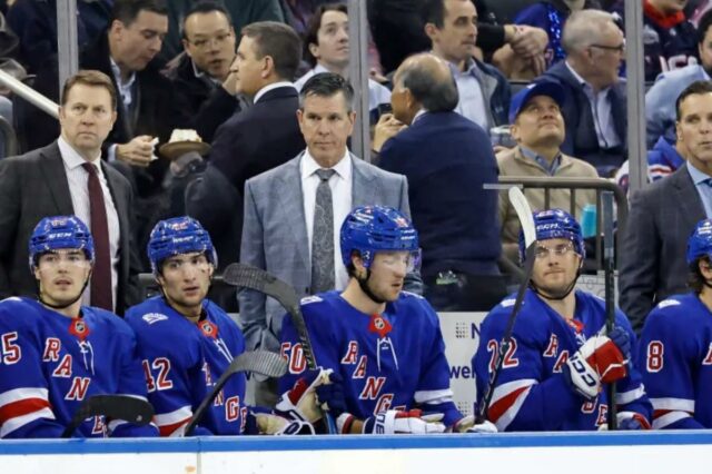 O técnico do New York Rangers, Mike Sullivan, reagiu no banco no primeiro período.