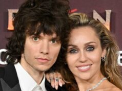 Miley Cyrus brinca sobre seu anel de noivado de Maxx Morando Como a opinião de Miley Cyrus sobre o casamento mudou depois de se apaixonar por Maxx Morando