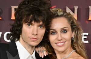 Miley Cyrus brinca sobre seu anel de noivado de Maxx Morando Como a opinião de Miley Cyrus sobre o casamento mudou depois de se apaixonar por Maxx Morando