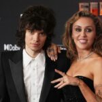 Miley Cyrus e o baterista de rock Maxx Morando estão noivos após quatro anos de namoro