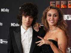 Miley Cyrus e o baterista de rock Maxx Morando estão noivos após quatro anos de namoro Miley Cyrus e o baterista de rock Maxx Morando estão noivos após quatro anos de namoro