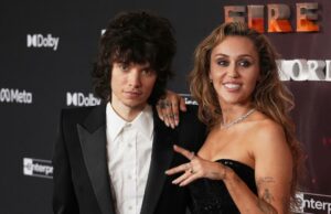 Miley Cyrus e o baterista de rock Maxx Morando estão noivos após quatro anos de namoro Miley Cyrus e o baterista de rock Maxx Morando estão noivos após quatro anos de namoro