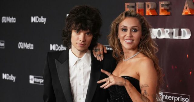 Miley Cyrus e o baterista de rock Maxx Morando estão noivos após quatro anos de namoro
