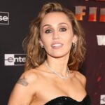 Miley Cyrus fala sobre mineração da experiência para escrever a balada 'Avatar: Fire and Ash' e como ela está planejando o 20º 'Hannah-versary' de 'Hannah Montana'