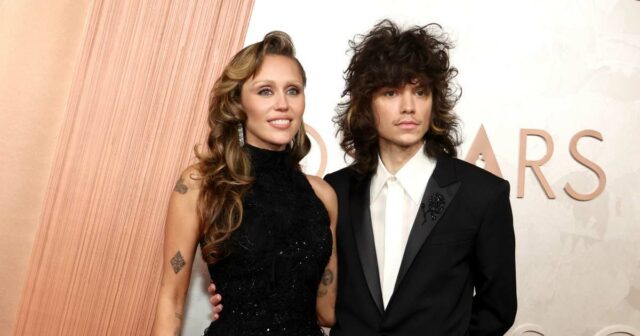 História de namoro de Miley Cyrus, do ex-marido Liam Hemsworth ao noivo Maxx Morando 2197308888 2242842461 2202913017