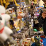 Milhares de itens, incluindo brinquedos, foram retirados das prateleiras vitorianas antes do Natal.