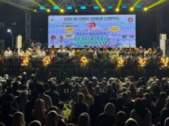 Milhares de congregantes assistem à recitação de Gus Ikhdam, Regente de East Lampung: A importância de manter a unidade Milhares de congregantes assistem à recitação de Gus Ikhdam, Regente de East Lampung: A importância de manter a unidade