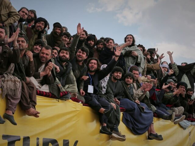 Milhares de pessoas em Cabul participam do campeonato nacional de buzkashi do Afeganistão
