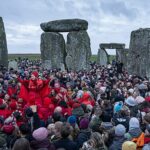 Milhares de pessoas reuniram-se em Stonehenge para assinalar o solstício de inverno – enquanto enormes multidões se formavam para assistir ao nascer do sol no dia mais curto do ano.