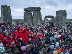 Milhares de pessoas se reúnem em Stonehenge para celebrar o solstício de inverno: multidões se reúnem no monumento histórico para ver o nascer do sol no dia mais curto do ano Milhares de pessoas reuniram-se em Stonehenge para assinalar o solstício de inverno – enquanto enormes multidões se formavam para assistir ao nascer do sol no dia mais curto do ano.