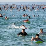 Milhares de pessoas se reúnem na reabertura de Bondi Beach, em homenagem às vítimas do ataque de Hanukkah