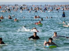 Milhares de pessoas se reúnem na reabertura de Bondi Beach, em homenagem às vítimas do ataque de Hanukkah Milhares de pessoas se reúnem na reabertura de Bondi Beach, em homenagem às vítimas do ataque de Hanukkah