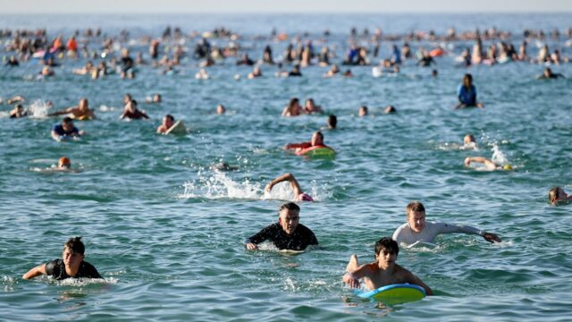 Milhares de pessoas se reúnem na reabertura de Bondi Beach, em homenagem às vítimas do ataque de Hanukkah
