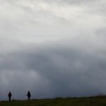 Milhares sem energia após forte tempestade de vento atingir a Bay Area; a neve começa a atingir Sierra