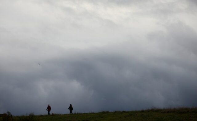 Milhares sem energia após forte tempestade de vento atingir a Bay Area; a neve começa a atingir Sierra
