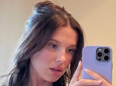 Millie Bobby Brown mostra corpo tonificado em top curto e calças de cintura baixa Destaque Millie Bobby Brown As selfies mais quentes do verão mostram que ela está se tornando uma especialista em estilo