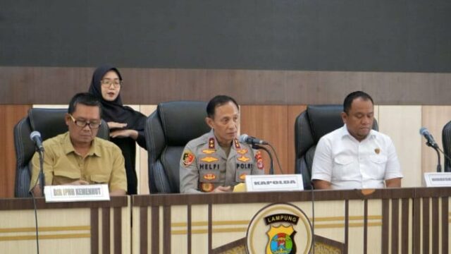 Ministério das Florestas e Polícia Regional de Lampung revelam cronologia da madeira encalhada: incidente em 5 de novembro - de um navio danificado
