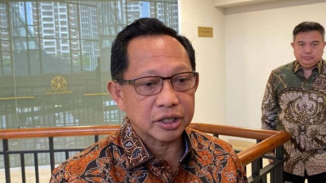 Ministro do Interior afirma que 106 mil roupas novas serão Ministro do Interior afirma que 106 mil roupas novas serão distribuídas às vítimas do desastre de Sumatra