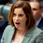 Ministra das Comunicações e Ministra do Esporte, Anika Wells, durante uma conferência de imprensa no Parlamento em Canberra, na segunda-feira, 10 de novembro de 2025. fedpol Foto: Alex Ellinghausen