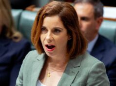 Ministro gasta quase US$ 100 mil de recursos do contribuinte em viagem de três dias a Nova York Ministra das Comunicações e Ministra do Esporte, Anika Wells, durante uma conferência de imprensa no Parlamento em Canberra, na segunda-feira, 10 de novembro de 2025. fedpol Foto: Alex Ellinghausen