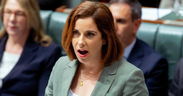 Ministra das Comunicações e Ministra do Esporte, Anika Wells, durante uma conferência de imprensa no Parlamento em Canberra, na segunda-feira, 10 de novembro de 2025. fedpol Foto: Alex Ellinghausen
