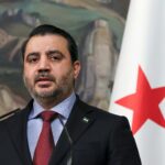 O presidente da Rússia, Vladimir Putin, e o presidente da Síria, Ahmed al-Sharaa, falam durante uma reunião no Kremlin em Moscou, Rússia, em 15 de outubro de 2025. Alexander Zemlianichenko/Pool via REUTERS