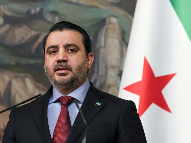 O presidente da Rússia, Vladimir Putin, e o presidente da Síria, Ahmed al-Sharaa, falam durante uma reunião no Kremlin em Moscou, Rússia, em 15 de outubro de 2025. Alexander Zemlianichenko/Pool via REUTERS