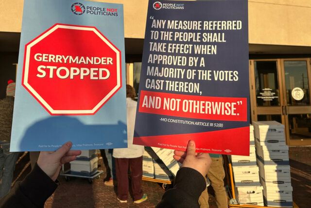 O senador republicano do estado do Missouri, Denny Hoskins, membro do Freedom Caucus, fala para centenas de apoiadores reunidos na terça-feira, 30 de janeiro de 2024, no Capitólio do Missouri em Jefferson City, Missouri (AP Photo/Summer Ballentine)