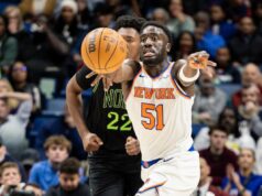 Mohamed Diawara oferece momentos reveladores em grande chance para os Knicks O atacante do Knicks, Mohamed Diawara (51), passa a bola contra o pivô do New Orleans Pelicans, Derik Queen (22), durante o primeiro tempo no Smoothie King Center.
