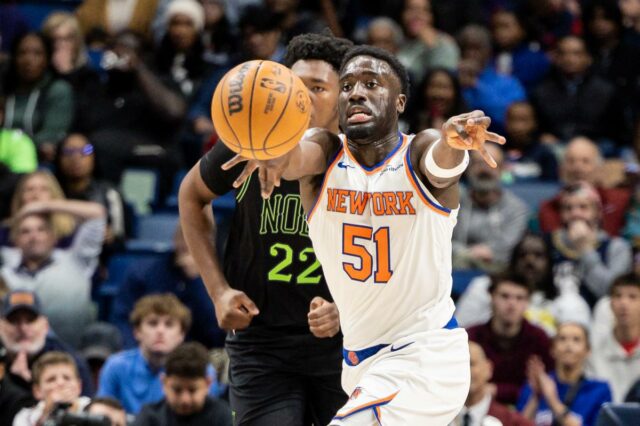 Mohamed Diawara oferece momentos reveladores em grande chance para os O atacante do Knicks, Mohamed Diawara (51), passa a bola contra o pivô do New Orleans Pelicans, Derik Queen (22), durante o primeiro tempo no Smoothie King Center.