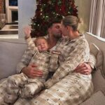 Molly-Mae Hague e Vogue Williams se apaixonam por seus parceiros enquanto lideram as famílias de celebridades que aproveitam o Natal na coordenação de pijamas
