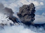 Momento dramático O Monte Etna, na Itália, lança espessas nuvens de cinzas vulcânicas, desencadeando alerta de aviação Momento dramático O Monte Etna, na Itália, lança espessas nuvens de cinzas vulcânicas, desencadeando alerta de aviação
