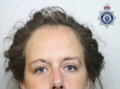 Momento em que duas irmãs deixam uma amiga inconsciente no chão depois de atacá-la violentamente na noite de aniversário Katrina Witham, 30, (foto) desferiu uma explosão brutal de 23 socos no rosto da vítima