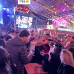 As imagens enviadas ao TikTok mostram dois homens dando socos um no outro dentro da lotada vila bávara do Winter Wonderland, no Hyde Park, em Londres.