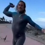 Este é o momento chocante em que um surfista enfurecido de Tenerife atirou pedras contra turistas depois de acusar um deles de roubar suas ondas enquanto estava no mar