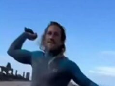 Momento enfurecido morador de Tenerife atira pedras em turistas após acusar um deles de roubar suas ondas enquanto surfava Este é o momento chocante em que um surfista enfurecido de Tenerife atirou pedras contra turistas depois de acusar um deles de roubar suas ondas enquanto estava no mar