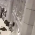 Momentos de homem imprudente saltando do último andar da Grande Mesquita de Meca, suspeito de suicídio