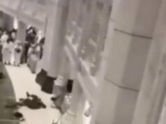 Momentos de homem imprudente saltando do último andar da Grande Mesquita de Meca, suspeito de suicídio Momentos de homem imprudente saltando do último andar da Grande Mesquita de Meca, suspeito de suicídio