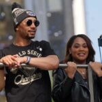 O shortstop do Los Angeles Dodgers, Mookie Betts, e sua esposa Brianna Betts em um ônibus de dois andares durante o desfile do campeonato da World Series.