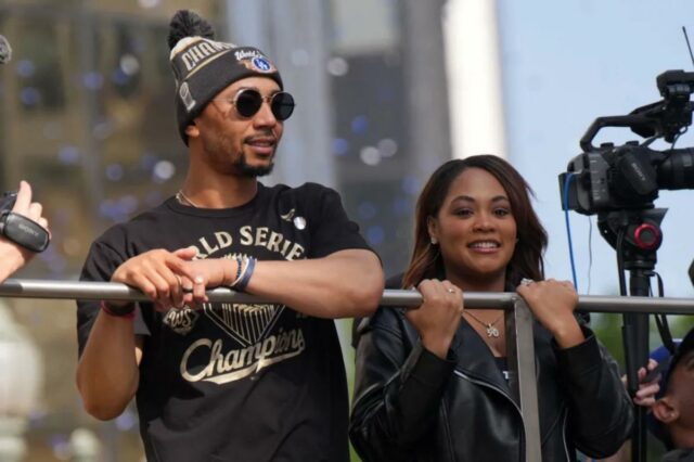 O shortstop do Los Angeles Dodgers, Mookie Betts, e sua esposa Brianna Betts em um ônibus de dois andares durante o desfile do campeonato da World Series.