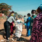 Moradores emergem na tensa região de Uvira, na República Democrática do Congo, após a tomada do poder pelos rebeldes do M23