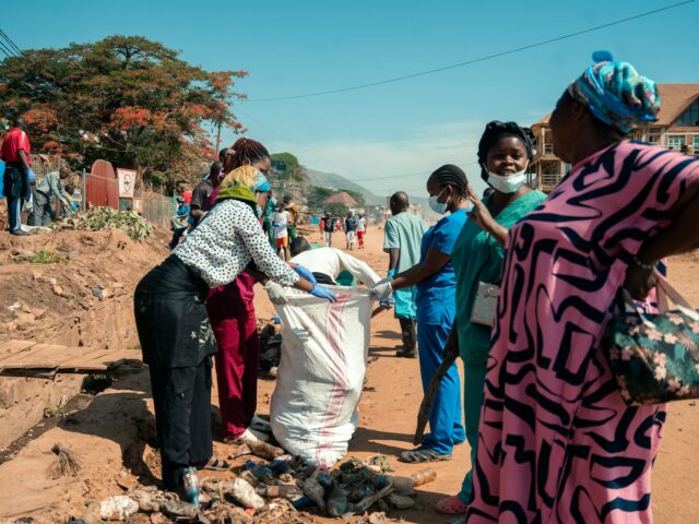 Moradores emergem na tensa região de Uvira, na República Democrática Moradores emergem na tensa região de Uvira, na República Democrática do Congo, após a tomada do poder pelos rebeldes do M23